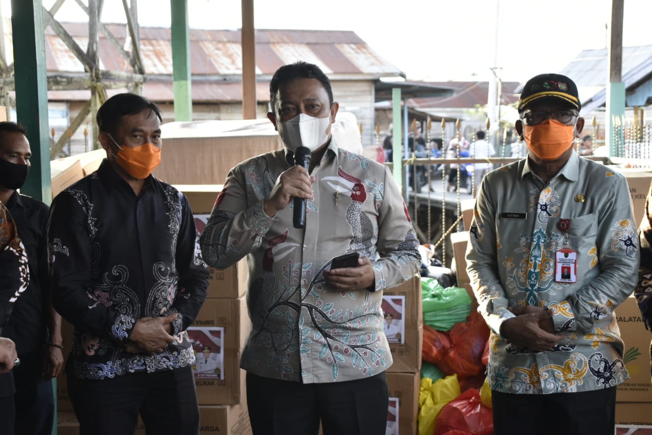 Wakil Gubernur Kalteng H. Edy Pratowo Serahkan Bantuan Pemprov Kepada Korban Kebakaran Rindang Banua