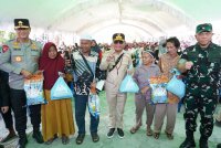 Gubernur Kalteng Agustiar Sabran Gratiskan 4.000 Paket Sembako dalam Pasar Murah di Sampit